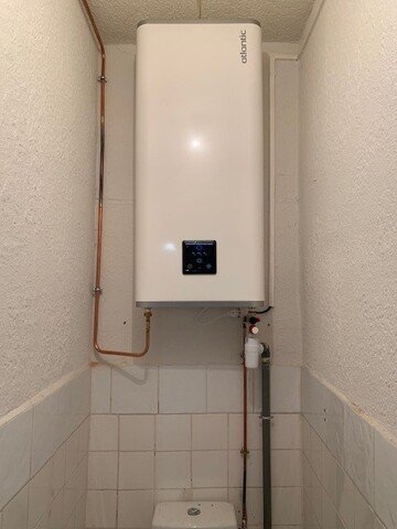 Pose d’un chauffe-eau type rond par un chauffe-eau gain de place